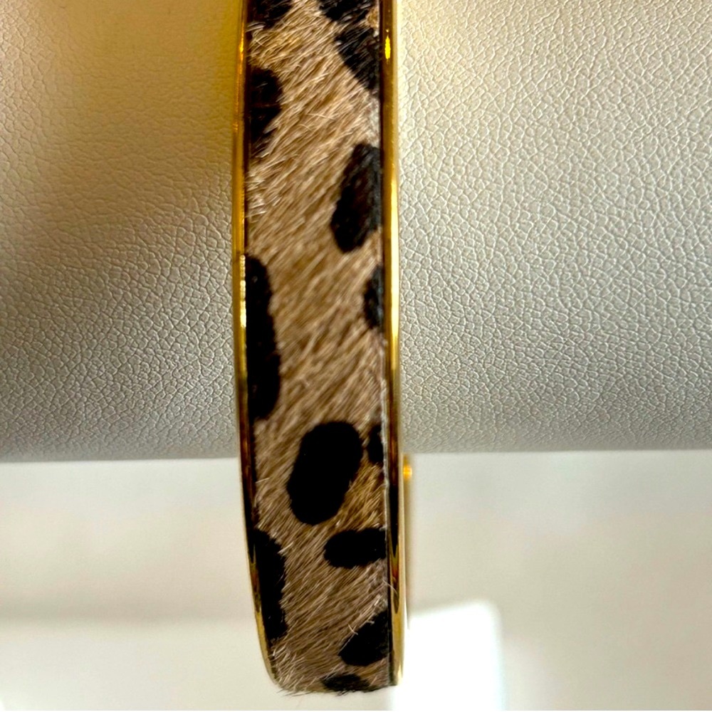 80’s VINTAGE Leopard Print & Gold Metal Cow Hide
Bangle Clamper Bracelet. - Picture 2 of 7